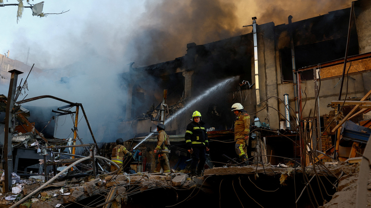 FILE PHOTO: Firefighters work at the site of a car repair workshop damaged during Russian missile and drone strikes, amid Russia's attack on Ukraine, in Kyiv, Ukraine June 2, 2026. REUTERS/Valentyn Ogirenko/File Photo