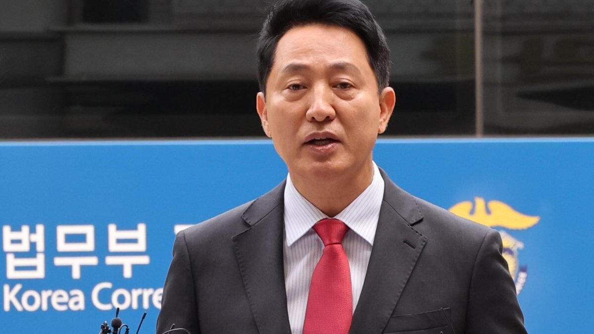Seoul Mayor Oh Se-hoon speaks to reporters at the Seoul Central District Court on Wednesday at a hearing for suspicions of making proxy payments for opinion polls. Photo by Yonhap