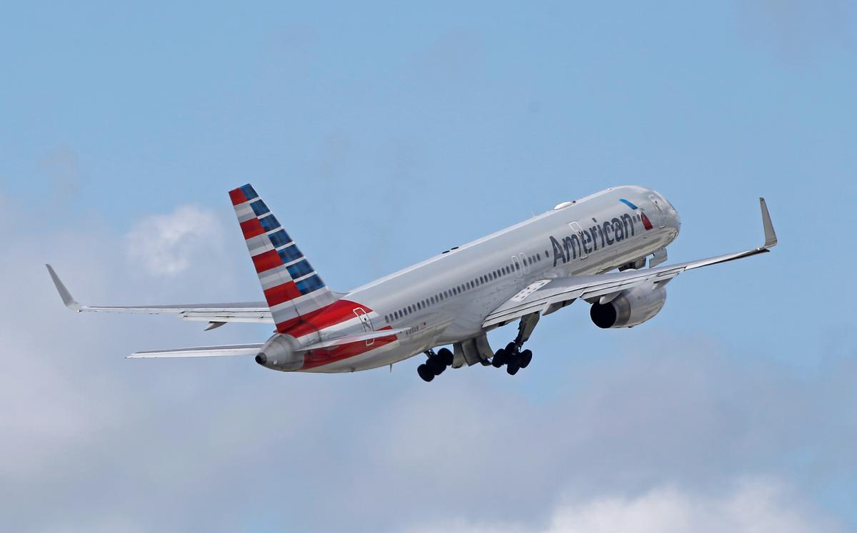 En esta foto del 3 de junio del 2016 se ve un avión de American Airlines tras su despegue del Aeropuerto Internacional de Miami. (AP Foto/Alan Diaz)