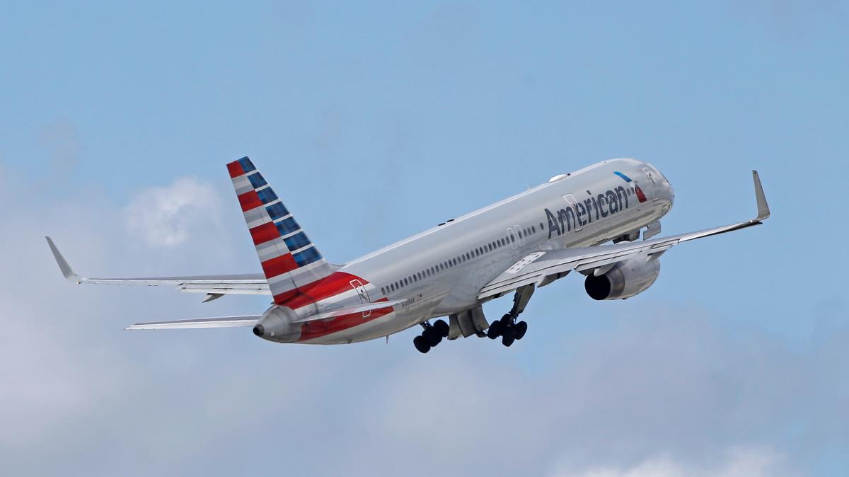 En esta foto del 3 de junio del 2016 se ve un avión de American Airlines tras su despegue del Aeropuerto Internacional de Miami. (AP Foto/Alan Diaz)