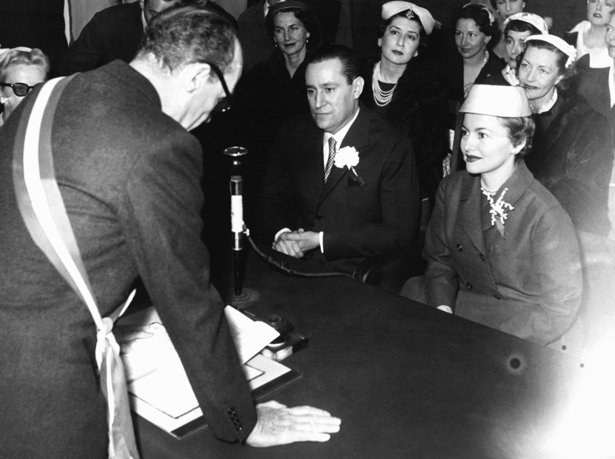 Olivia de Havilland marries French journalist Pierre Galante in a Dior suit (Yvoy-le-Marron, France, 1955). (Photo by Keystone-FranceGamma-Rapho via Getty Images