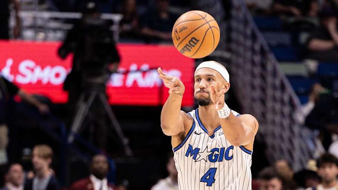 Apr 05, 2026; New Orleans, LA, USA; Orlando Magic guard Jalen Suggs (4) passes the ball against the New Orleans Pelicans in the first half at Smoothie King Center. | Stephen Lew-Imagn Images 