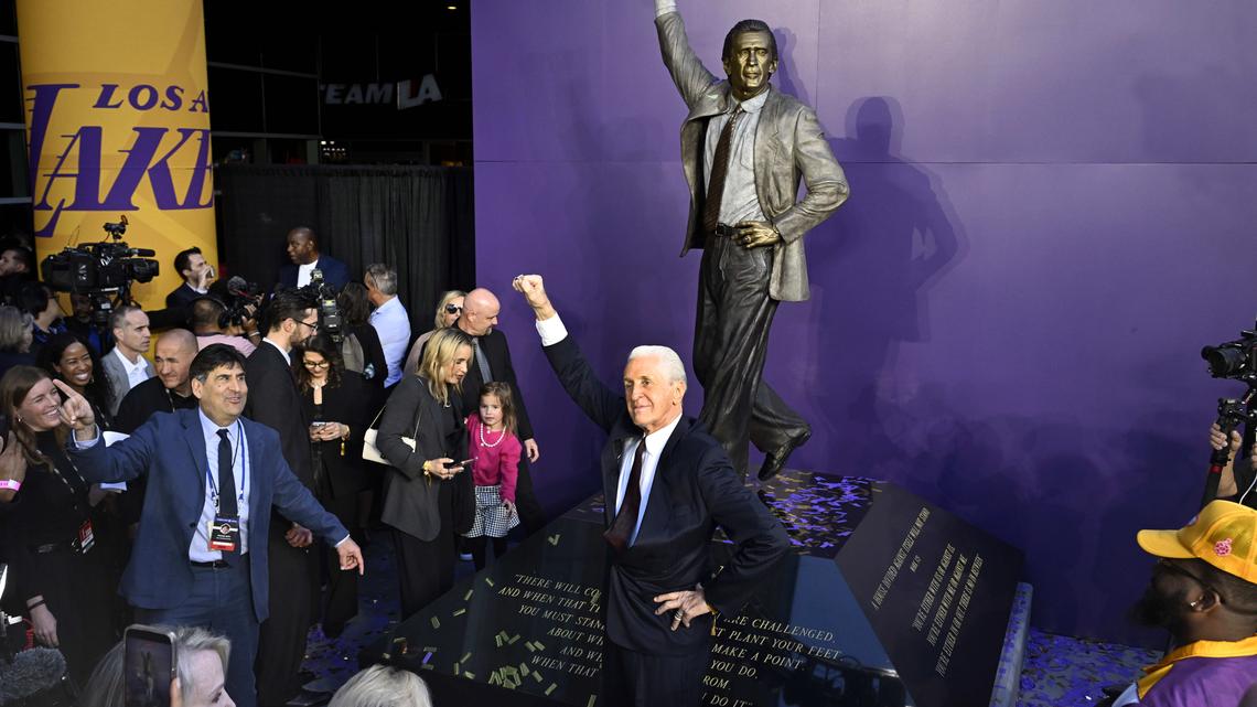 Alexander: Pat Riley statue captures his Lakers coaching personality 
