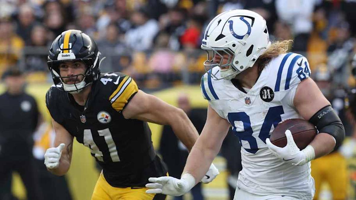  Nov 2, 2025; Pittsburgh, Pennsylvania, USA; Indianapolis Colts tight end Tyler Warren (84) runs after a catch as Pittsburgh Steelers linebacker Payton Wilson (41) chases during the fourth quarter at Acrisure Stadium. Mandatory Credit: Charles LeClaire-Imagn Images | Charles LeClaire-Imagn Images 