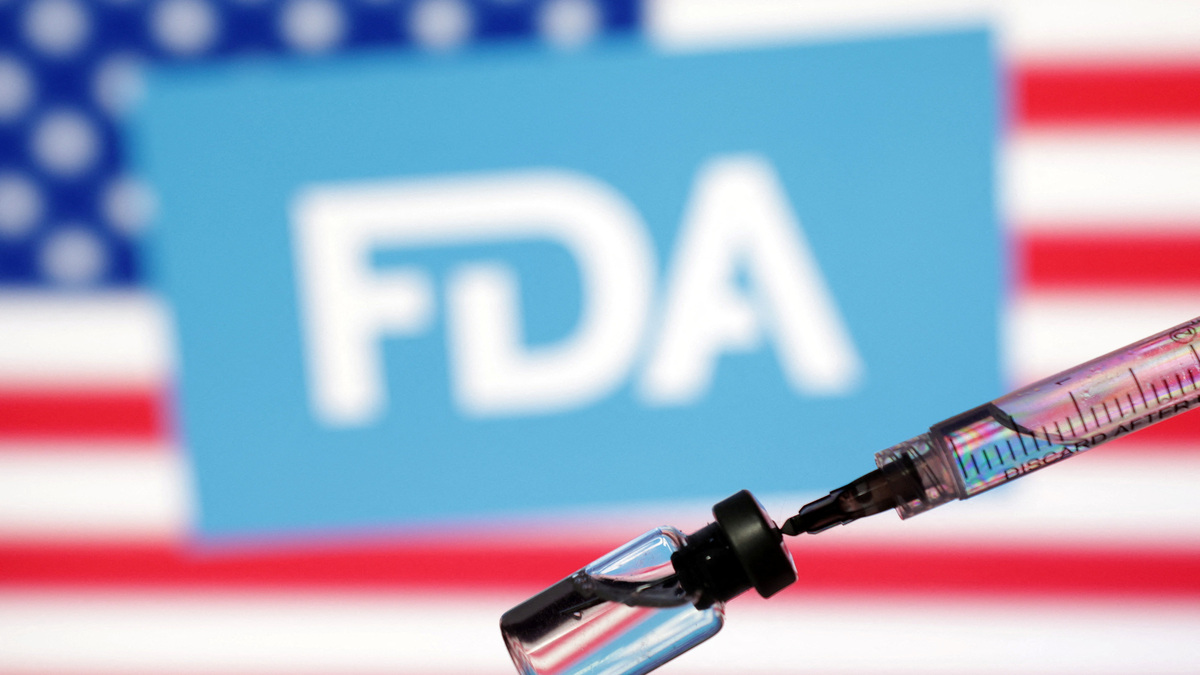 A U.S. flag, a U.S. Food and Drug Administration (FDA) logo, a syringe and a vial are seen in this illustration taken May 13, 2025. REUTERS/Dado Ruvic/Illustration