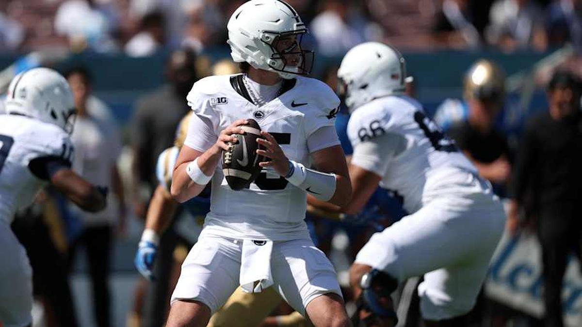  Oct 4, 2025; Pasadena, California, USA; Penn State Nittany Lions quarterback Drew Allar (15) looks to pass during the first quarter against the UCLA Bruins at Rose Bowl. Mandatory Credit: Kiyoshi Mio-Imagn Images | Kiyoshi Mio-Imagn Images 