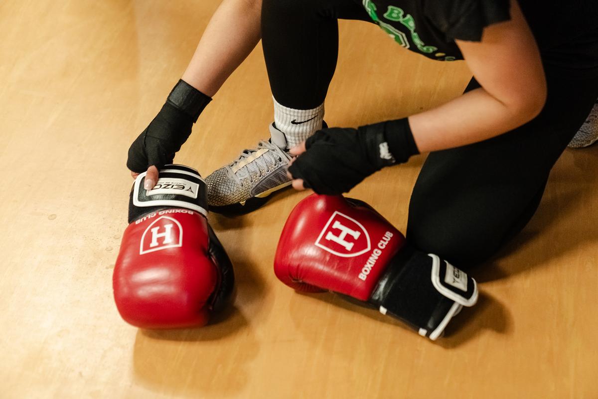 Harvard University freshman Muskaan Sandhu gets ready for her bout during a boxing exhibition at Babson College in Wellesley, Mass., April 24, 2026. Boxing clubs at Harvard and other colleges are drawing new members as students look for a real-life connection. (Sophie Park/The New York Times)