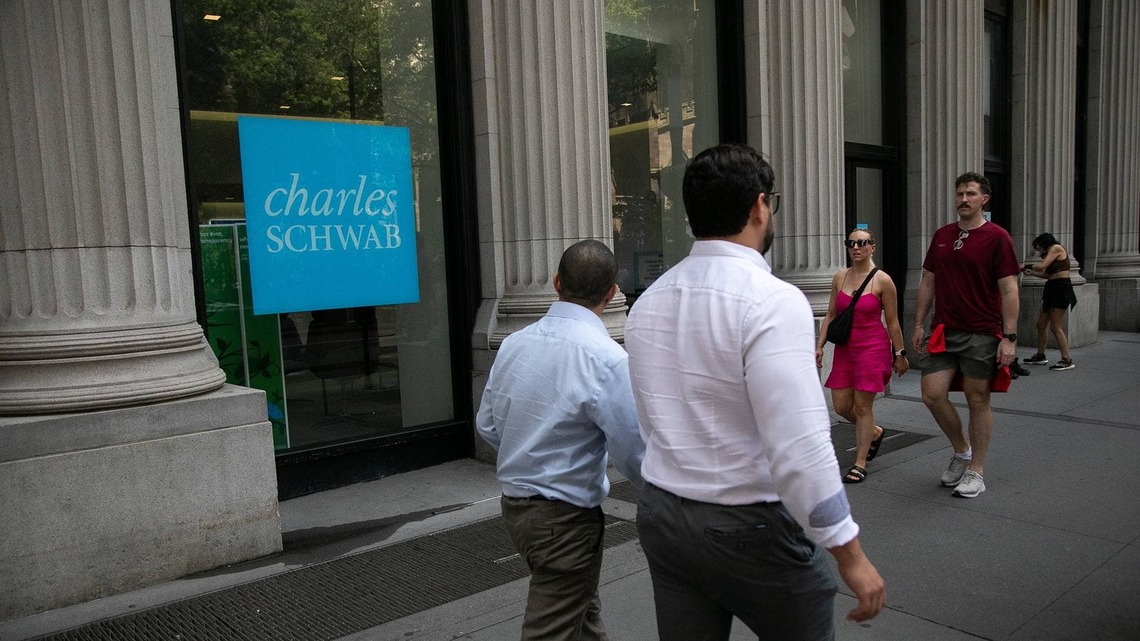 Schwab SCHD draws $679M as dividend ETF climbs 2.39% 