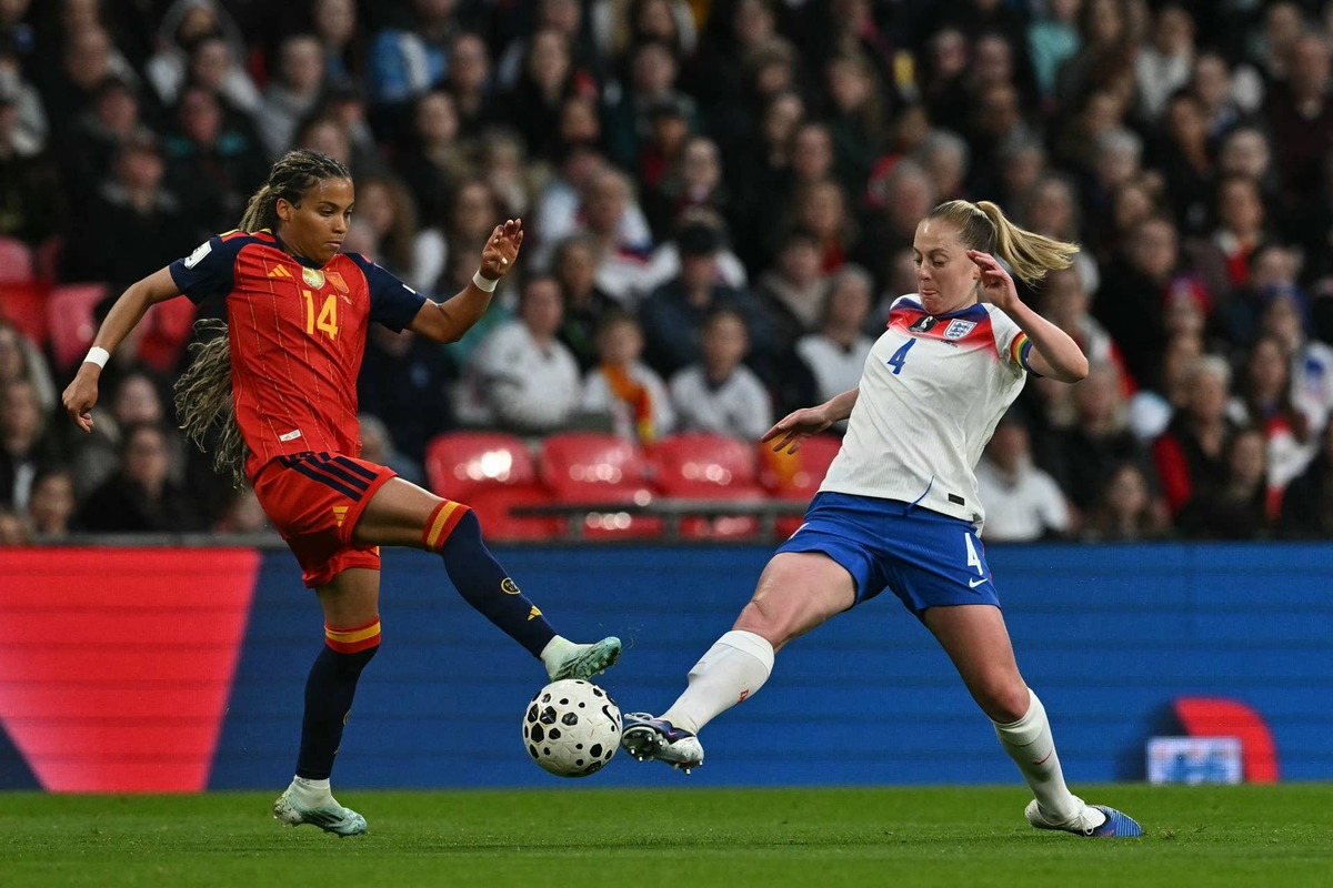  Spain's midfielfer #14 Vicky Lopez (L) vies with England's midfielder #04 Keira Walsh (R) during the Women's FIFA world cup league A, group 3, qualifier football match between England and Spain at Wembley stadium, in London on April 14, 2026. (Photo by Ben STANSALL / AFP via Getty Images) Photo by Ben STANSALL / AFP via Getty Images