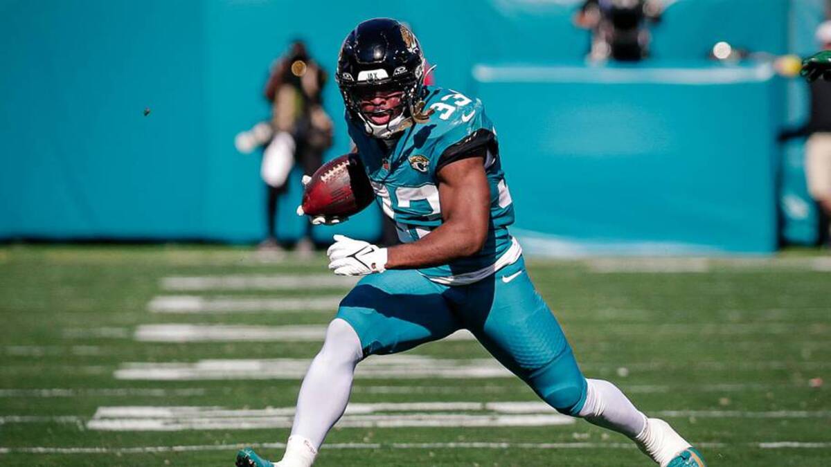  Jacksonville Jaguars running back Bhayshul Tuten (33) runs the ball against the New York Jets at EverBank Stadium. | Travis Register-Imagn Images 