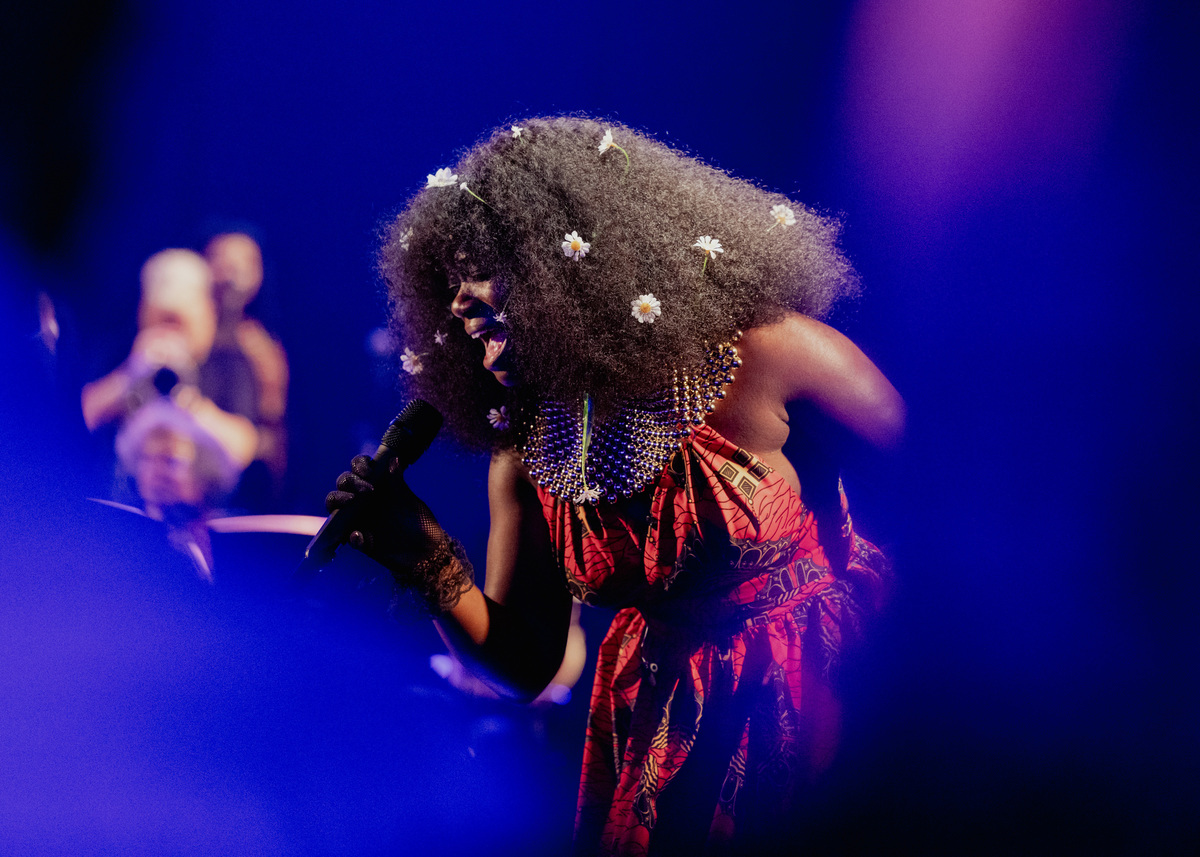 Singer-songwriter Winnie Ama during a performance of "North Star" at the Irish Arts Center in New York, June 6, 2026. The new show combines speeches by abolitionist Frederick Douglass, who fled briefly to Britain and Ireland while being hunted by slavers, with performances by local students. (Rachel Papo/The New York Times)