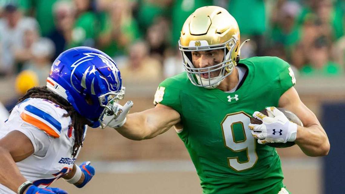  Oct 4, 2025; South Bend, Indiana, USA; Notre Dame Fighting Irish tight end Eli Raridon (9) fights for extra yards against Boise State Broncos defensive back Zion Washington (21) during the second half at Notre Dame Stadium. Mandatory Credit: Michael Caterina-Imagn Images | Michael Caterina-Imagn Images 