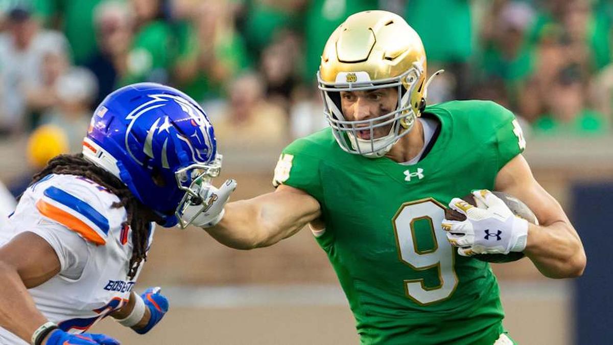  Oct 4, 2025; South Bend, Indiana, USA; Notre Dame Fighting Irish tight end Eli Raridon (9) fights for extra yards against Boise State Broncos defensive back Zion Washington (21) during the second half at Notre Dame Stadium. Mandatory Credit: Michael Caterina-Imagn Images | Michael Caterina-Imagn Images 