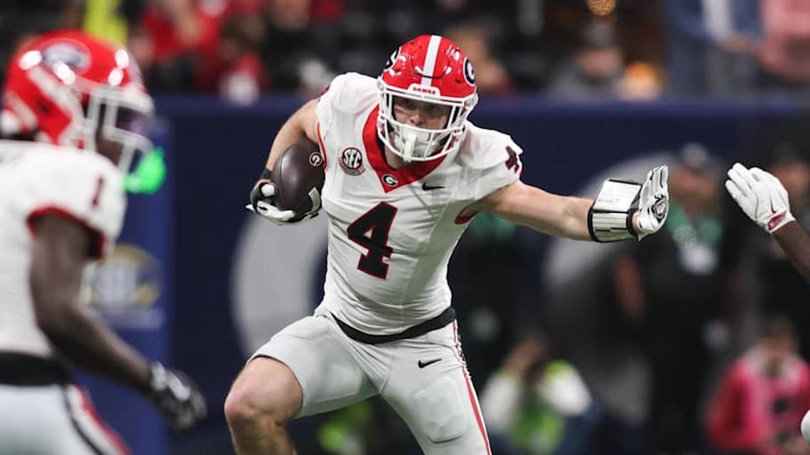  Dec 6, 2025; Atlanta, GA, USA; Georgia Bulldogs tight end Oscar Delp (4) rushes as Alabama Crimson Tide linebacker Justin Jefferson (10) defends during the second quarter during the 2025 SEC Championship game at Mercedes-Benz Stadium. Mandatory Credit: Brett Davis-Imagn Images | Brett Davis-Imagn Images 