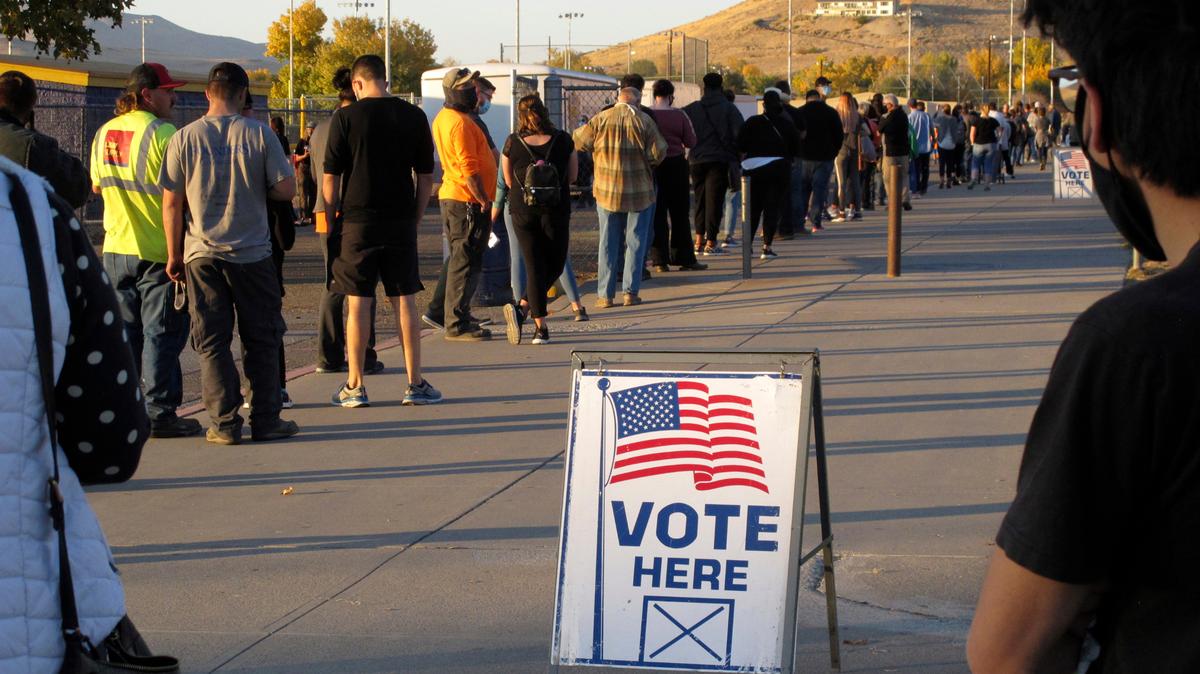 Decenas de personas hacen fila para votar en las elecciones presidenciales, el 3 de noviembre de 2020 en Sparks, Nevada.