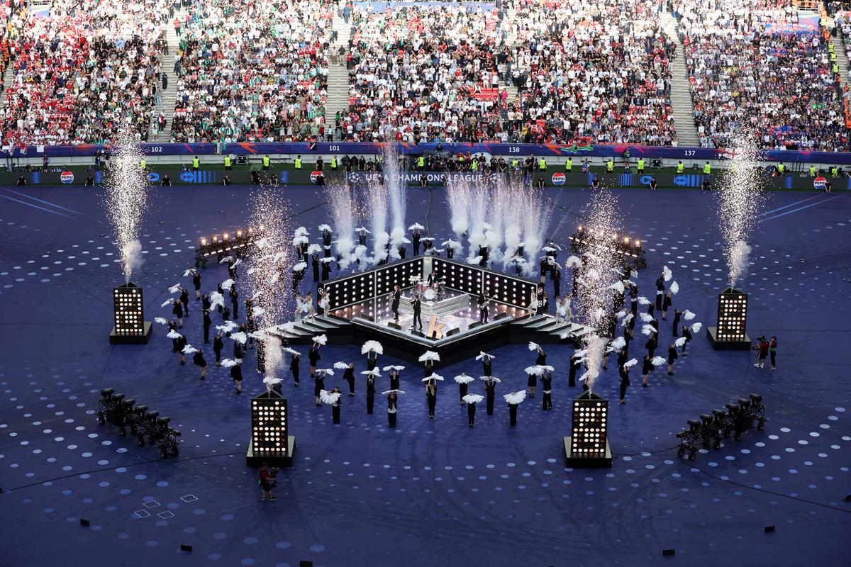  BUDAPEST, HUNGARY - MAY 30: A general view as The Killers perform during the PepsiCo kick off show prior to the UEFA Champions League Final 2026 match between Paris Saint-Germain and Arsenal FC at Puskas Arena on May 30, 2026 in Budapest, Hungary. (Photo by George Wood - UEFA/UEFA via Getty Images)