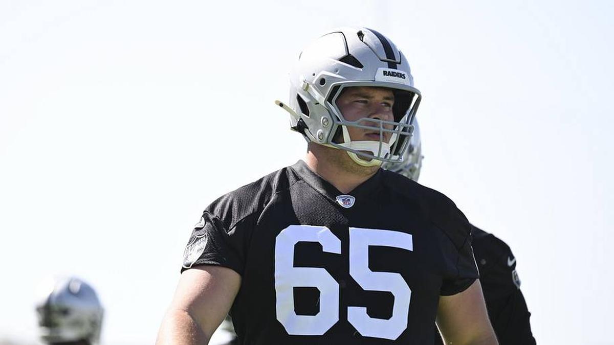  May 20, 2026; Henderson, NV, USA; Las Vegas Raiders center Tyler Linderbaum (65) warms up during organized team activities at Intermountain Health Performance Center. Mandatory Credit: Candice Ward-Imagn Images | Candice Ward-Imagn Images 