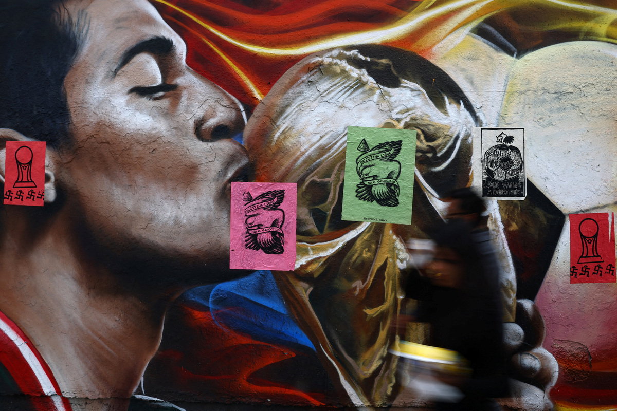 Soccer Football - FIFA World Cup 2026 - Group A - Mexico v South Africa Preview - Mexico City, Mexico - June 10, 2026 People walk past a mural with political messages ahead of the match REUTERS/Kai Pfaffenbach