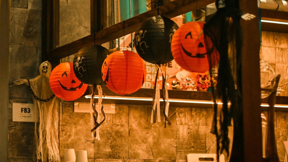 This Retro Halloween Decoration Is Making A Comeback-And It's Easier To Make Than You'd Think 