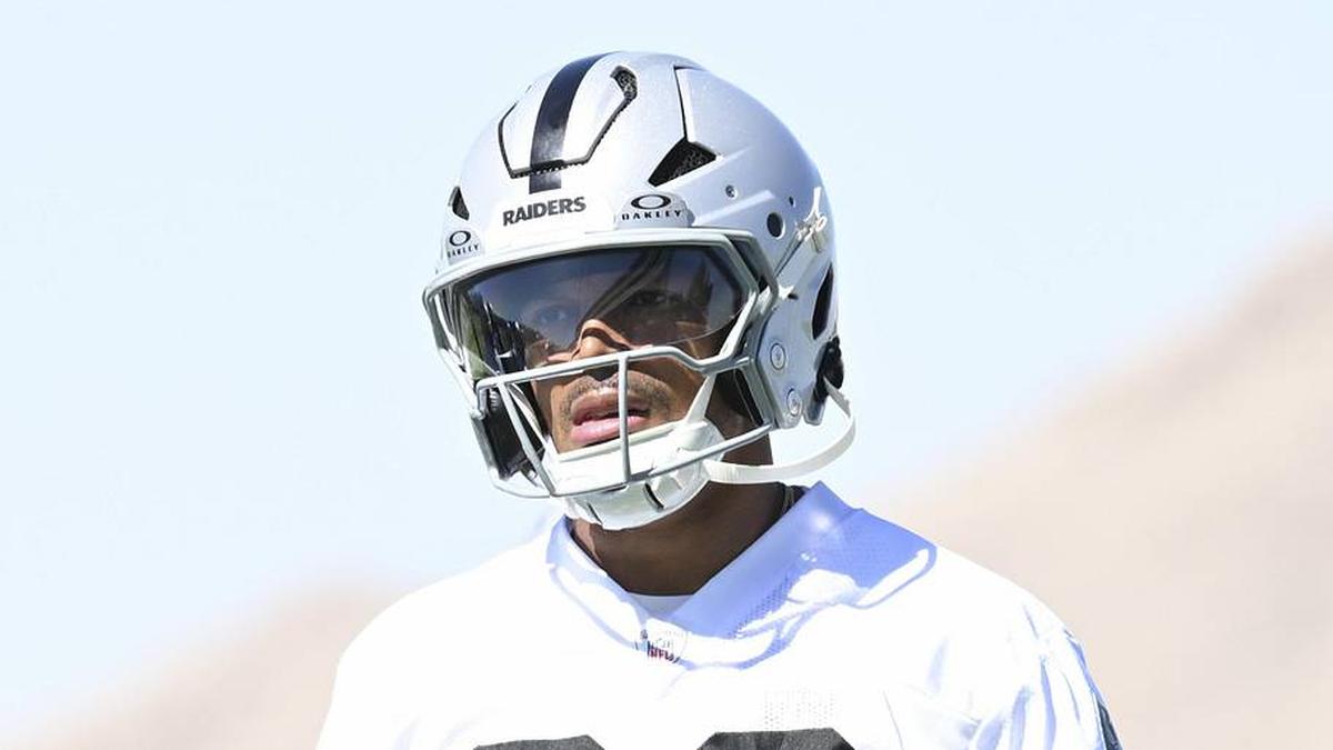  May 20, 2026; Henderson, NV, USA;Las Vegas Raiders cornerback Darien Porter (26) warms up during organized team activities at Intermountain Health Performance Center. Mandatory Credit: Candice Ward-Imagn Images | Candice Ward-Imagn Images 