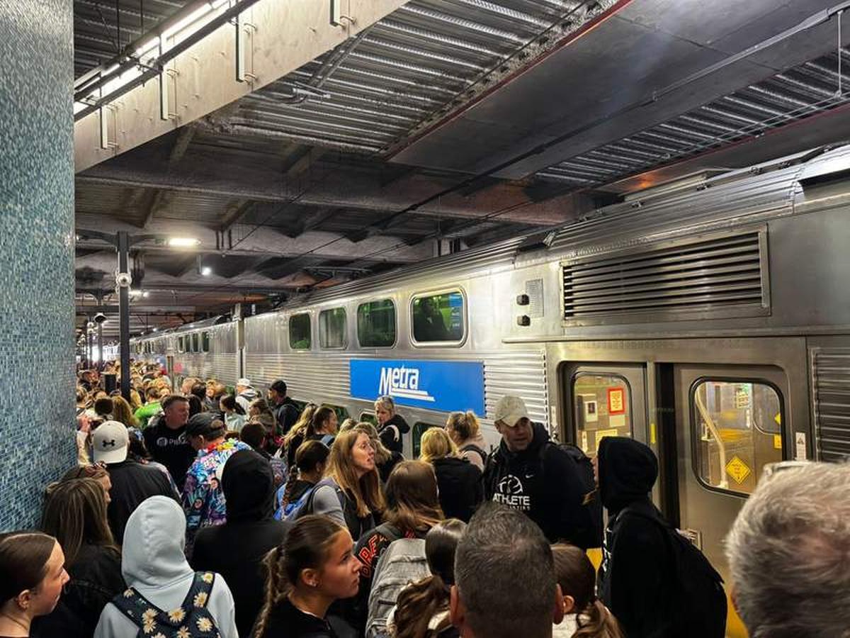  Crowded CTA ‘L' train platform after games end in Chicago, with an exciting rush of energy as everyone heads home at the same time. Photo credit: Emily Molina 
