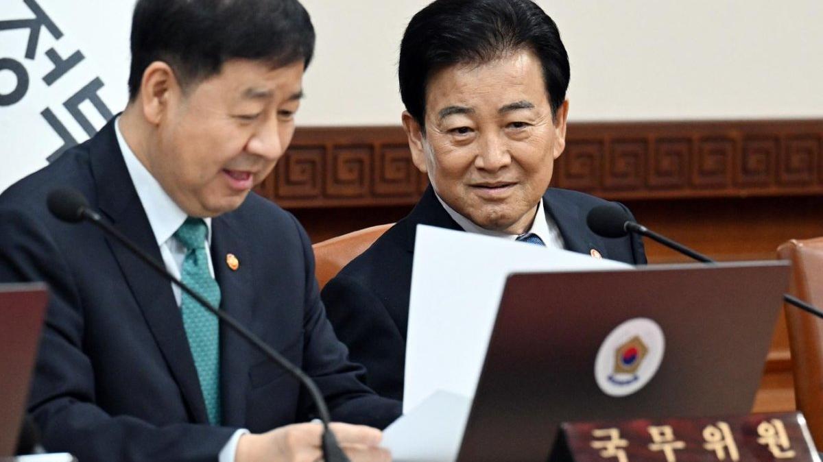 
Chung Dong-young, South Korea’s unification minister (right), speaks with Deputy Prime Minister and Finance Minister Koo Yun-cheol before a Cabinet meeting at the government complex in Seoul on April 29. Photo by Asia Today
                                            