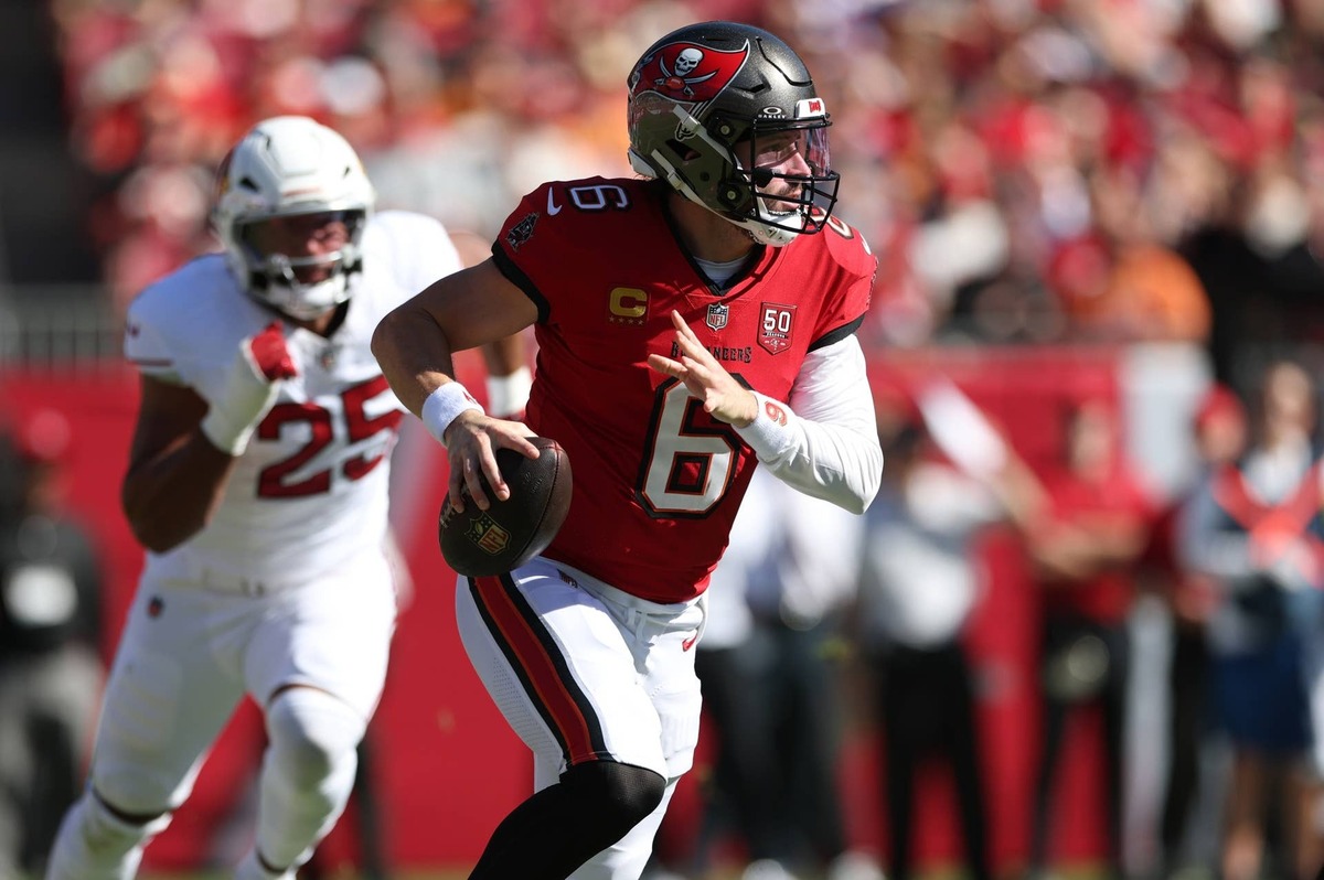  Tampa Bay Buccaneers quarterback Baker Mayfield (6) scrambles during the first half against the Arizona Cardinals at Raymond James Stadium. 