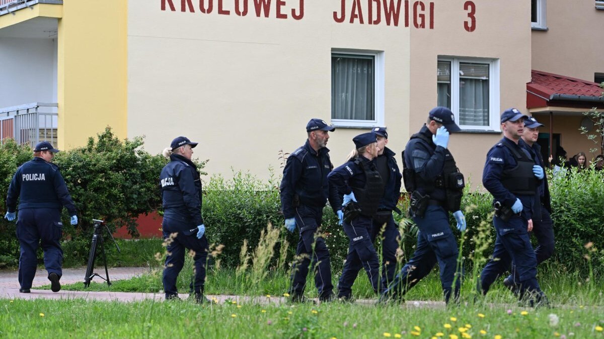 Police officers inspect the scene of a shooting in Biala Podlaska, eastern Poland, Monday. A Russian artist and cartoonist Semyon Skrepetsky known for mocking Russian President Vladimir Putin was shot dead in Biala Podlaska. Police Thursday said they arrested a man on suspicion of the murder. Photo by Wojtek Jargilo/EPA