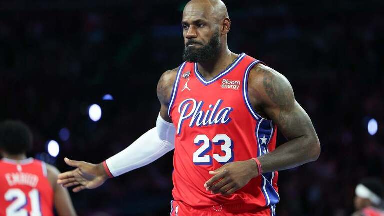 LeBron James' late effort helps 76ers push past Knicks 