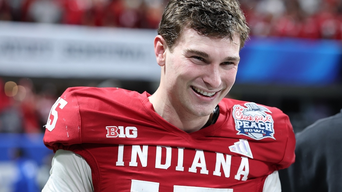 Por qué el cubano Fernando Mendoza, ganador del Trofeo Heisman, decidió no asistir al draft de la NFL en persona 