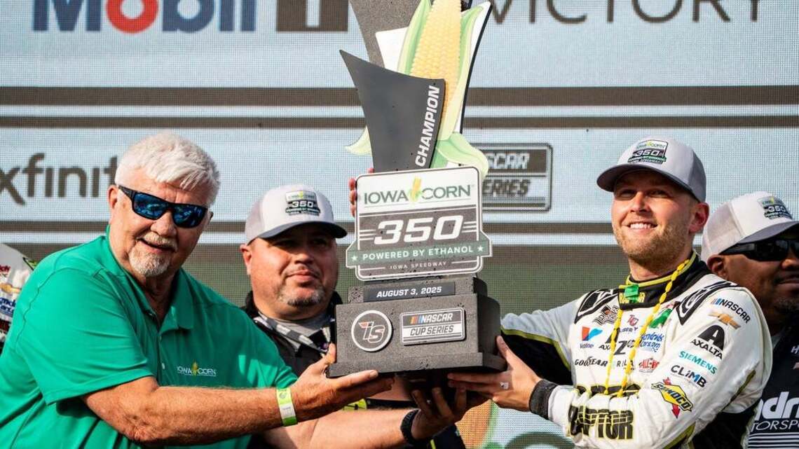 Ryan Blaney holds off Kyle Larson to claim pole position at Iowa Corn 350 