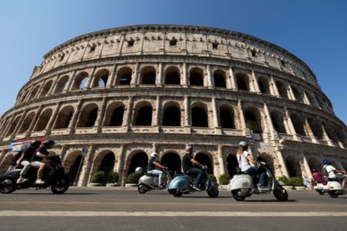 Vespa riders drive past the Colosseum on the last day of “Vespa Roma 2026 - 80 Years of an Icon”, a four days global gathering marking the 80th anniversary of the iconic Italian scooter brand, in Rome, Italy, June 27, 2026. REUTERS/Remo Casilli