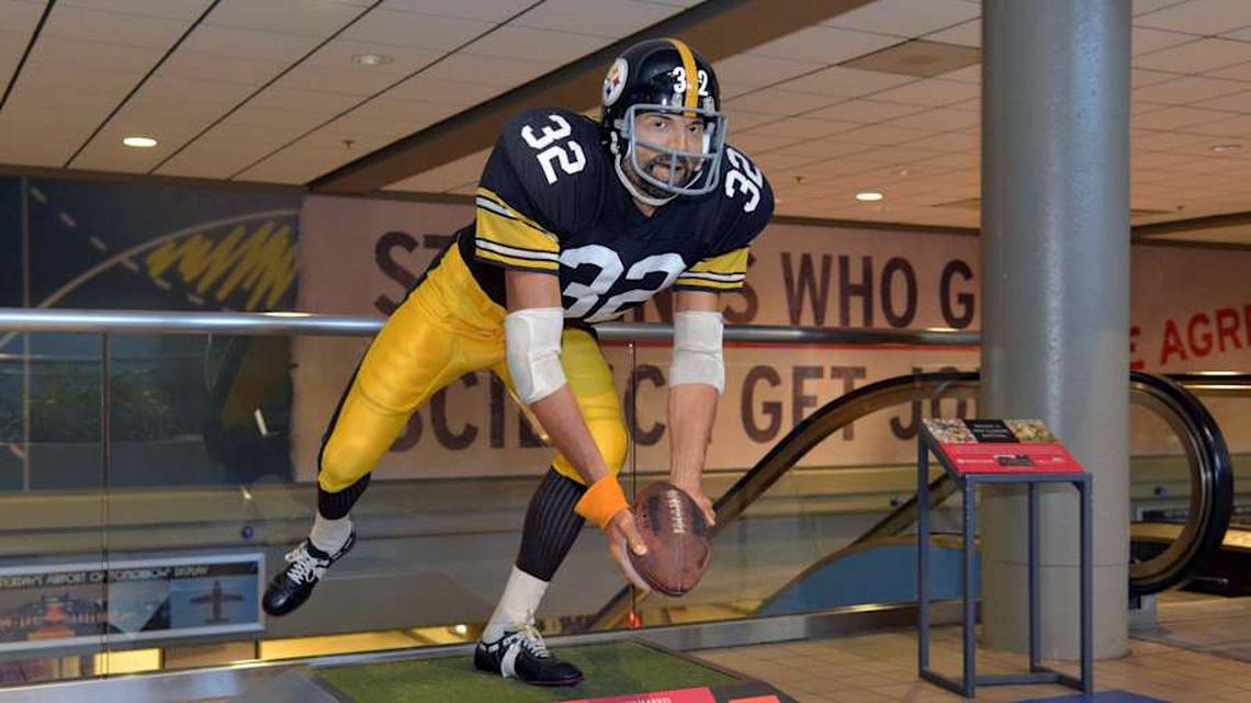  The Franco Harris statue at Pittsburgh International Airport commemorates the immaculate reception against the Oakland Raiders in the 1972 AFC playoffs. | Kirby Lee-Imagn Images 
