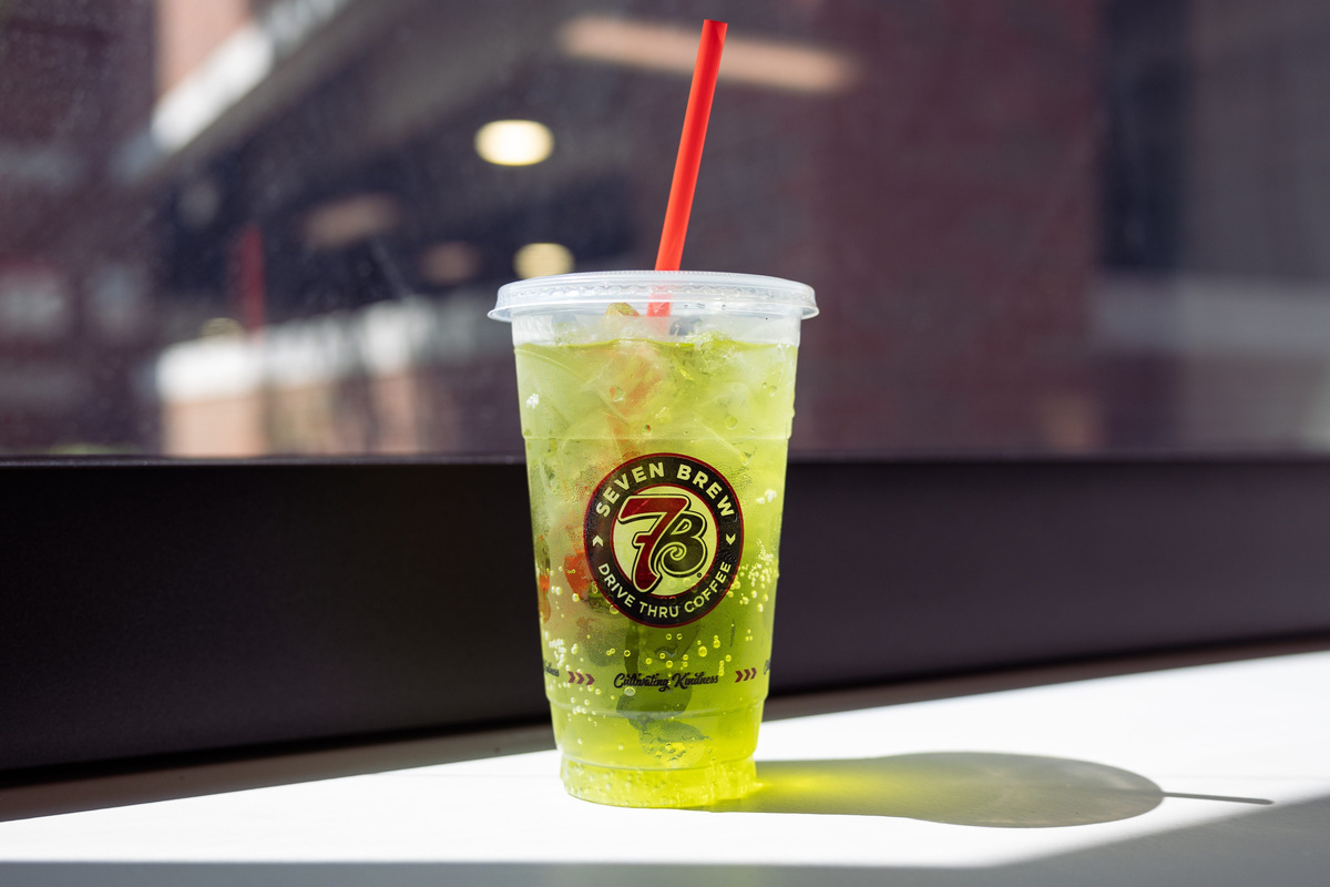 The 7 Fizz Iced Banana, Kiwi, and Toasted Marshmallow drink from 7 Brew Coffee.