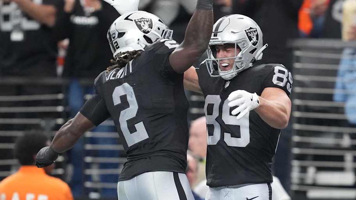  Dec 7, 2025; Paradise, Nevada, USA; Las Vegas Raiders tight end Brock Bowers (89) reacts with running back Ashton Jeanty (2) after catching a touchdown against the Denver Broncos during the first half at Allegiant Stadium. Mandatory Credit: Kirby Lee-Imagn Images | Kirby Lee-Imagn Images 