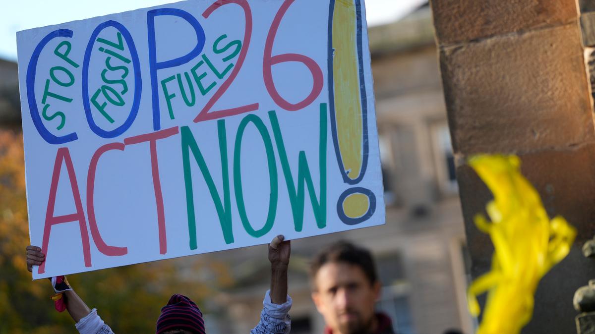Activistas participan en una protesta por el cambio climático en Glasgow, Escocia, antes del inicio de la COP26, el sábado 30 de octubre de 2021. (AP Foto/Alastair Grant)