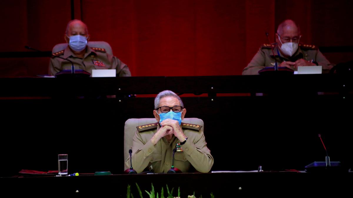 Raúl Castro, primer secretario del Partido Comunista y expresidente, asiste a la sesión inaugural del VIII Congreso del Partido Comunista de Cuba, en el Palacio de Convenciones de La Habana, Cuba, el viernes 16 de abril de 2021. Raúl Castro anunció en el foro que se retira de la dirigencia del partido, con lo que puso fin al largo liderazgo con su hermano Fidel en la isla. (Ariel Ley Royero/ACN vía AP )