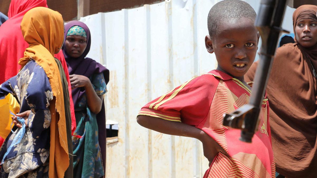 FILE PHOTO: A security officer stands guard as the United Nations (UN) Under-Secretary-General for Humanitarian Affairs and Emergency Relief Coordinator Tom Fletcher (not in the picture) visits a camp for the internally displaced Somali people, as shortages of lifesaving therapeutic foods caused by shipping disruptions due to the Iran war have forced clinics treating severely malnourished children to turn away patients and ration supplies in drought-hit Somalia, in Baidoa, Somalia April 29, 2026. REUTERS/Feisal Omar/File Photo