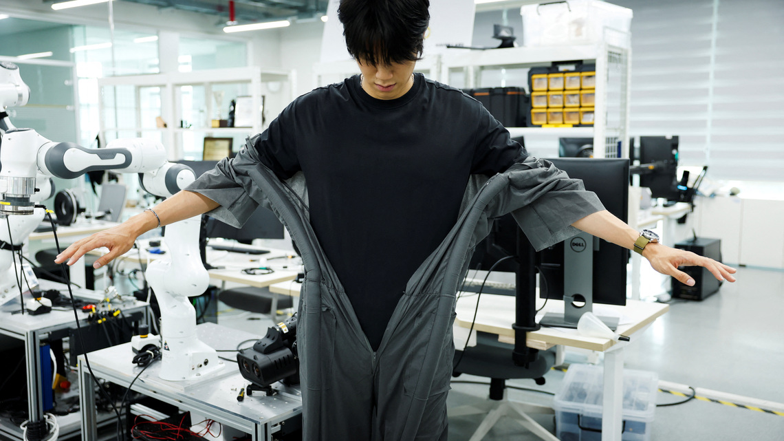 South Korea-US team unveils robotic technology that dresses the wearer