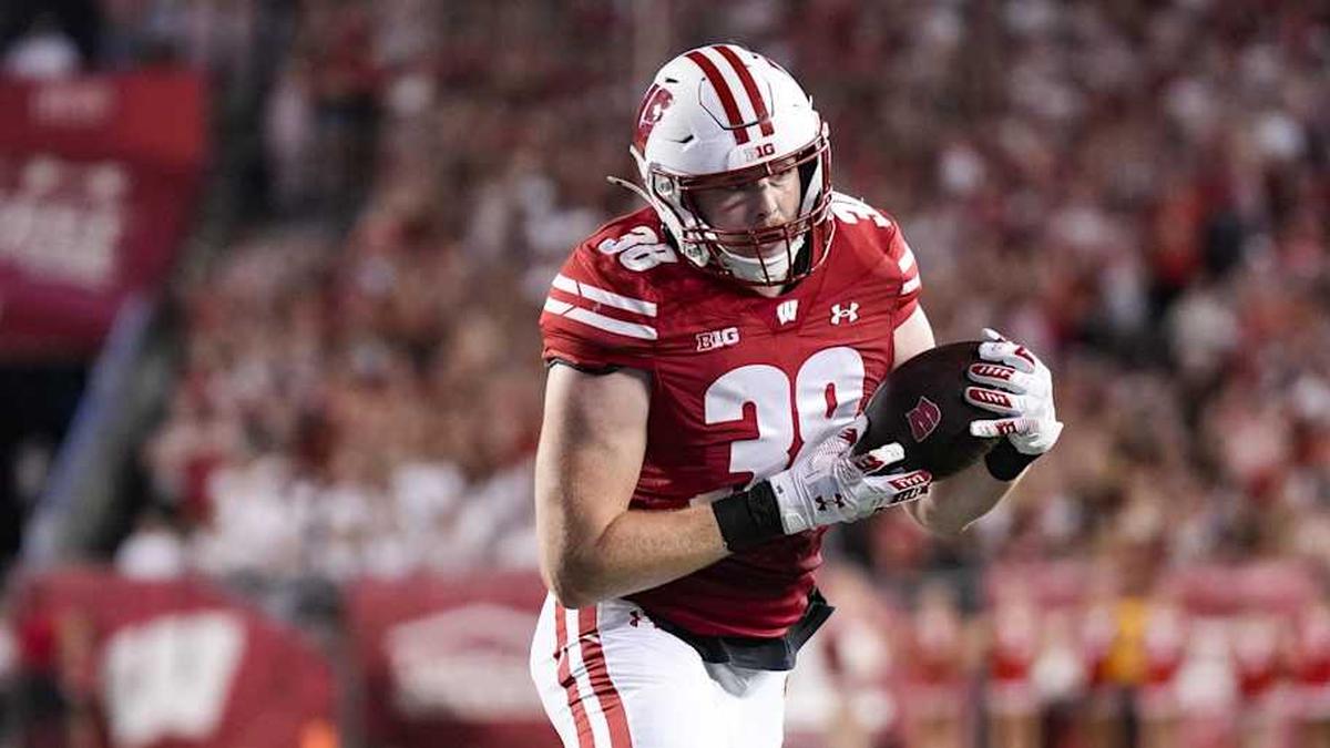  Aug 30, 2024; Madison, Wisconsin, USA; Wisconsin Badgers tight end Tucker Ashcraft (38) during the game against the Western Michigan Broncos at Camp Randall Stadium. Mandatory Credit: Jeff Hanisch-Imagn Images | Jeff Hanisch-Imagn Images 