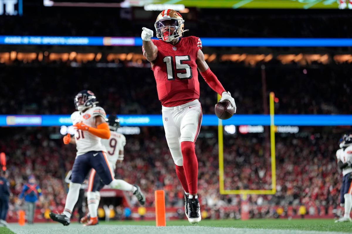  San Francisco 49ers wide receiver Jauan Jennings (15) runs to score a touchdown against the Chicago Bears. 