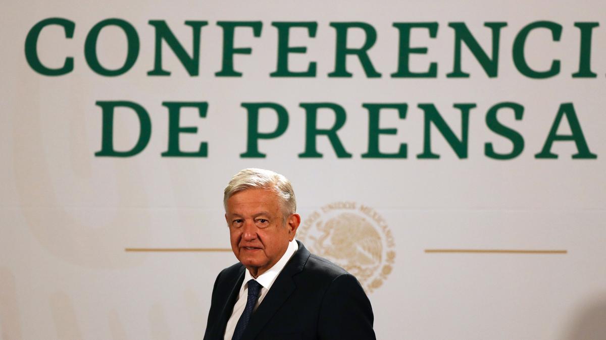 El presidente mexicano Andrés Manuel López Obrador llega a dar su conferencia de prensa matutina diaria en el Palacio Presidencial en Ciudad de México, el martes 20 de abril de 2021. (AP Foto/Fernando Llano)