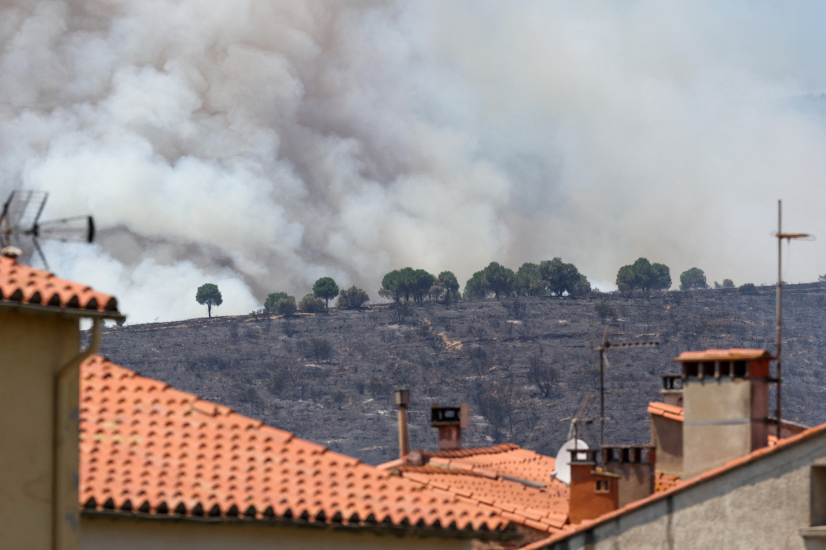 Smoke rises from a wildfire in Ille-sur-Tet near Perpignan, Pyrenees-Orientales departement, France, July 6, 2026. REUTERS/Alexandre Dimou