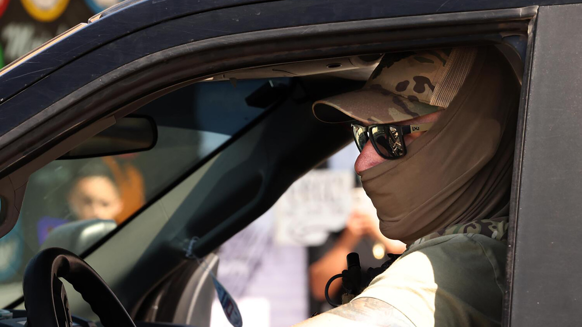 An ICE agent plans his escape through an angry crowd after an immigrant raid on Atlantic Blvd. in Bell, California on June 20, 2025. (Genaro Molina/Los Angeles Times/TNS)