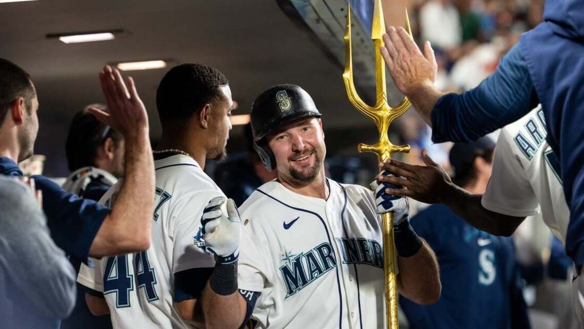Raleigh blasts historic trio of homers in Mariners’ win over Phillies