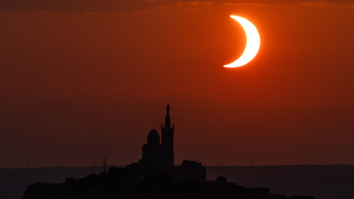 Rare solar eclipse crosses Europe, bringing darkness to Spain