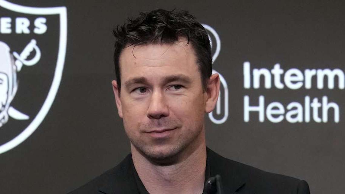  Apr 24, 2026; Henderson, NV, USA; Las Vegas Raiders coach Klint Kubiak at press conference at Intermountain Healthcare Performance Center. Mandatory Credit: Kirby Lee-Imagn Images | Kirby Lee-Imagn Images 