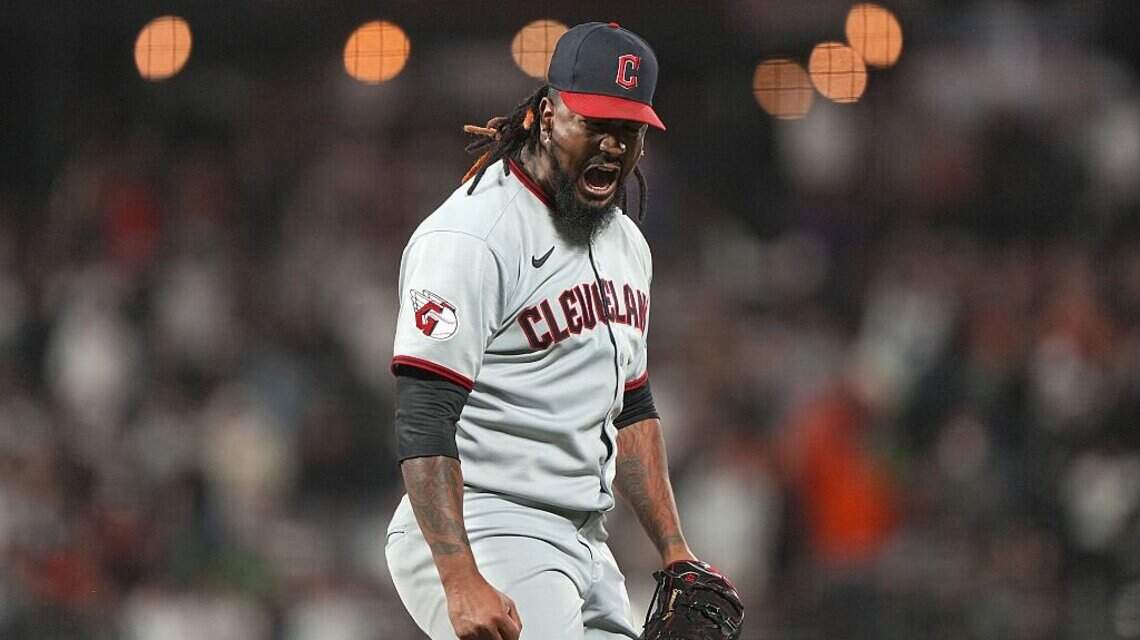 2 MLB pitchers are charged in gambling investigation
