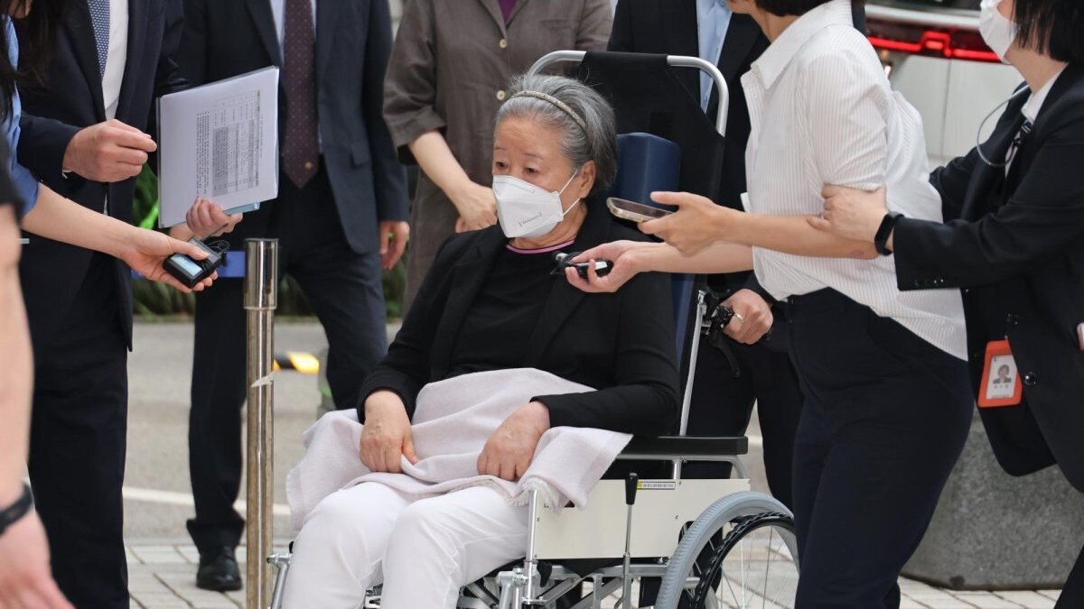 Han Hak-ja, leader of the Family Federation for World Peace and Unification, arrives Thursday at the Seoul Central District Court for the final hearing in her trial over alleged improper ties between religion and politics under the Yoon Suk Yeol government. Photo by Yonhap News Agency
                                            