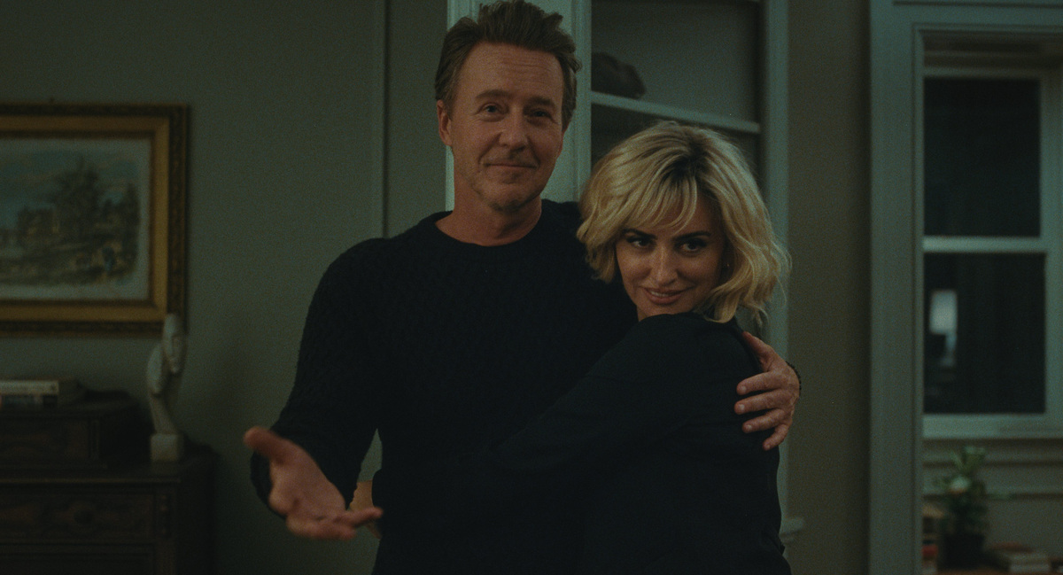Hawk (Edward Norton, left) and Pína (Penélope Cruz) are the boho couple whose fierce lovemaking draws noise complaints.